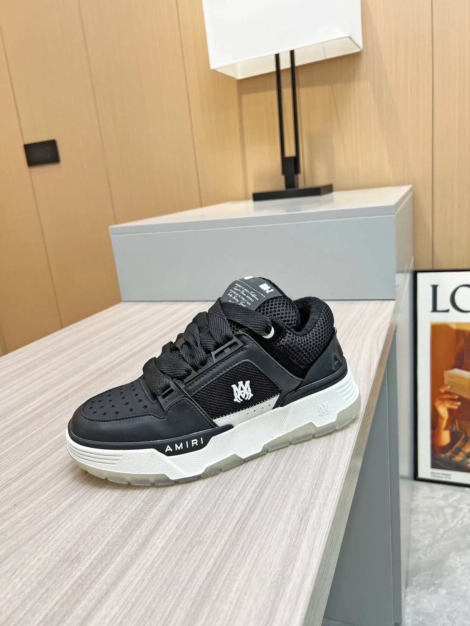 p620💰Men's shoes Amiri Emile's 2023 spring and summer new MA-1 bread shoes, couple models, casual sports shoes, sneakers Amiri gave up the rock punk style in the new season and used a large number of unsaturated colors, Morandi tones, whether you see or wear them, it will make people very happy. The large tongue of the bread shoes continues, shortens the length of the shoe body, thickens the midsole, and the toe part is more rounded. Amiri's brand letters and MA logo appear on the side of the shoe. Fabric: Original customized imported first-layer cowhide + mesh. Lining: Original customized breathable towel lining. Outsole. Foam combination material. Bottom thickness: 4CM. Size: Men's 39-45